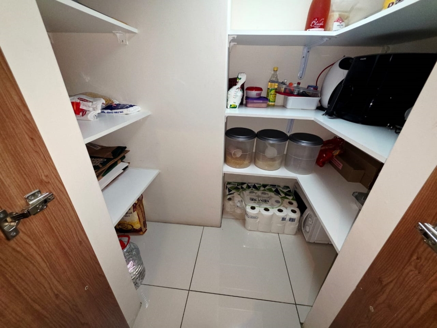 6 Bedroom Property for Sale in Sandown Western Cape